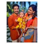 Nakul Instagram - Say Hello to this Kutty Krishna Fam! ❤️🥰 We Love Y’all! Happy #krishnajanmashtami people 😍 Love Akira, @srubee & I @avbhaskar Thatha 📸❤️🥰 . . #myakira #khulbaebee #khulbeetails #myworld #ourlovestory #mylovestory