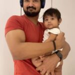 Nakul Instagram - What all a father has to do to get his child to sleep ! 😆 #myamore #khulbeetails #khulbaebees