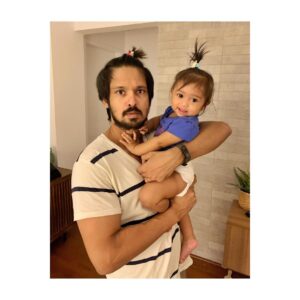 Nakul Instagram - Yawn Yawn Yawn! 🥱

DID YOU...... Yawn as well????? 😁
.
@srubee & I inevitably end up yawning as well when #myakira starts 🥱 
.
.
📸 @srubee 

🦄 @thedrosto 🌈 
.
.
PS: if anyone says - “please wear mask at home!” - I’d tell you “you belong on another planet.. eg. UrAnus” ✋🏼
(We’re following the rules - hope you’re doing the same)
.
.
#khulbaebee #khulbeetails #khulbee #nakkhulsrubee