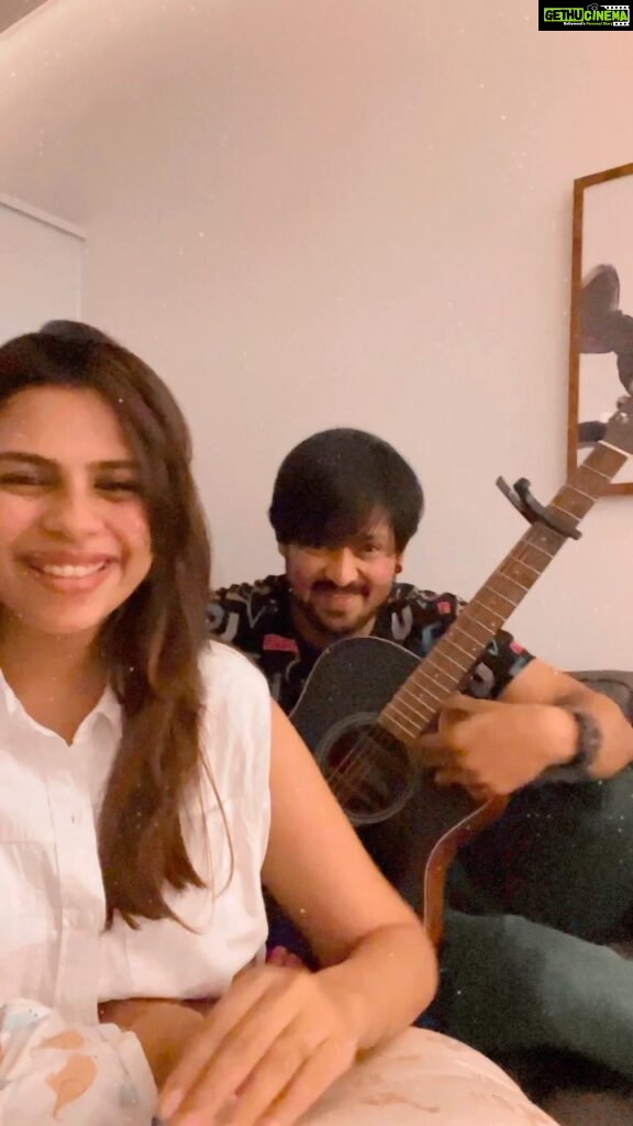 Nakul Instagram - FINAALLLYYYY we somehow managed to record one of our most favourite song amidst sleepless nights and exhausting days ! Akira refused to come sit in the video and even pushed our phone when we were recording ! You can hear here in the background playing and Amore was babbling while we were singing 😅😅 #khulbeetails #khulbaebees #myakira #myamore #amaturesingers #guitarcover