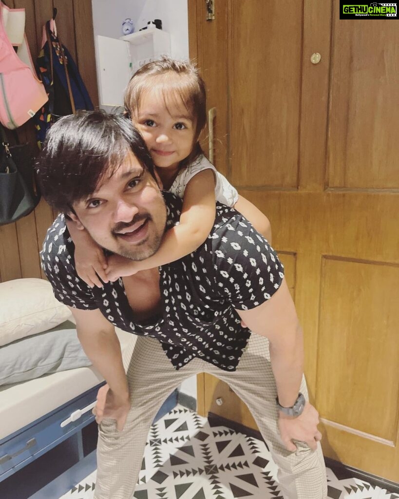 Nakul Instagram - Did you ???!!! 🤨 For the longest time I fantasised of carrying my child piggybacking. Now that I’m doing it, my Back and Knees are crying for help. 🥲🥲 Did my workout by carrying Akira piggyback for the last half hour🥲 #myakira #khulbeetails #khulbabee #khulbee #didyou