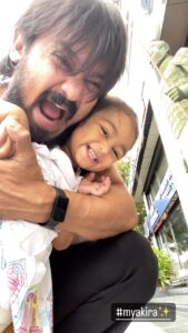 Nakul Instagram - Missed my baby girl and saw her after one whole week ! It obviously calls for a hug & kiss attack from Pappa ! This smile is all I live for ! 🌈 #myakira #khulbeetails #khulbaebee #khulbee