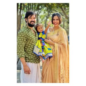 Nakul Instagram - Akira’s first Tirupati trip 🙏🏼

📸 @danushbhaskar 

My Kurtha @vastara_thelabel 
Akira’s Paavadai @collectiveamara 

#myakira #khulbeetails #khulbaebee #khulbee #familytrip