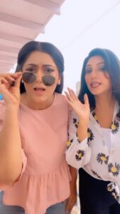 Neha Prajapati Instagram - चादर 👯‍♂️ #comedy #reelsinstagram #reels #audio #friends #girls #shooting
