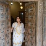 Nehalaxmi Iyer Instagram - Embracing the art of self-expression while Seeing the world through a different lens 🎥 . . . #wesanderson #kailashkher #trending #viral #explore #ishqbaaz #india #amritsar #indiangirls #goldentemple #reelsindia Amritsar, Punjab