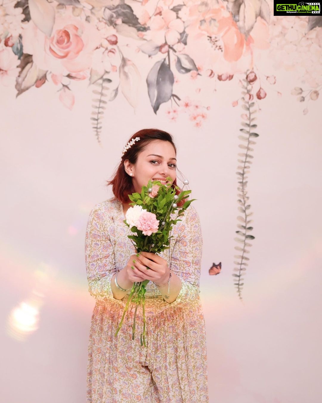Nehalaxmi Iyer Instagram - Let the fragrance of these flowers uplift your spirits and brighten your day. 💐 . . . . . #flowers #photooftheday #bouquet #carnations #whiteflowers #ishqbaaz #beautiful #annika #sc #instadaily #instagood #trending #explore #nehalaxmi #floraldesign #floralprint #instamood Mumbai - मुंबई