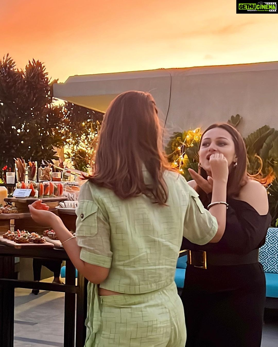 Nehalaxmi Iyer - 27.3K Likes - πππππ ππ πΉππ - Vlog Alert
Happy Birthday cutie @sonal_1206
π
π₯ Sundown soiree dump: great friends, endless laughter, and unforgettable views #photodump
.
#ootd Wearing this beautiful jumpsuit from @houseofmanaa_
πSora, @fairfieldbymarriottmumbai
.
.
.
.
.
.
.
.
.
.
.
.
.
.
#weekenddump #weekendvibes #instadaily #explore #trending #sundowner ##sundowner@sora #sora #poolsidelounge #rooftop #airportview #mumbaiairport #outfitoftheday #ootn #mansisrivastava #sonalvengurlekar #parullchaudhry #mumbai #mumbaisunset #sunsetvibes #pinksunset #orangesunset #bhagyalakshmi #saavi #nehalaxmi #quboolhai
