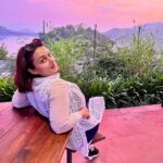 Nehalaxmi Iyer Instagram - In the embrace of a colorful sunset, the sky whispers secrets of beauty, and we are fortunate witnesses to its enchantment✨With the setting sun, the sky transforms into a palette of fiery oranges, serene blues, and soft purples, casting a spell of pure beauty. . . . . . . . . . . . . . . . . . . #instadaily #skyispink #sunset #sunsetlover #pinksunset #sunsetphotography #statueofunity #ishqbaaz #trending #explore #photooftheday #ootd #nomakeupmakeup #nomakeuplook #explore #nehalaxmi Mumbai - मुंबई