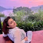 Nehalaxmi Iyer Instagram - In the embrace of a colorful sunset, the sky whispers secrets of beauty, and we are fortunate witnesses to its enchantment✨With the setting sun, the sky transforms into a palette of fiery oranges, serene blues, and soft purples, casting a spell of pure beauty. . . . . . . . . . . . . . . . . . . #instadaily #skyispink #sunset #sunsetlover #pinksunset #sunsetphotography #statueofunity #ishqbaaz #trending #explore #photooftheday #ootd #nomakeupmakeup #nomakeuplook #explore #nehalaxmi Mumbai - मुंबई