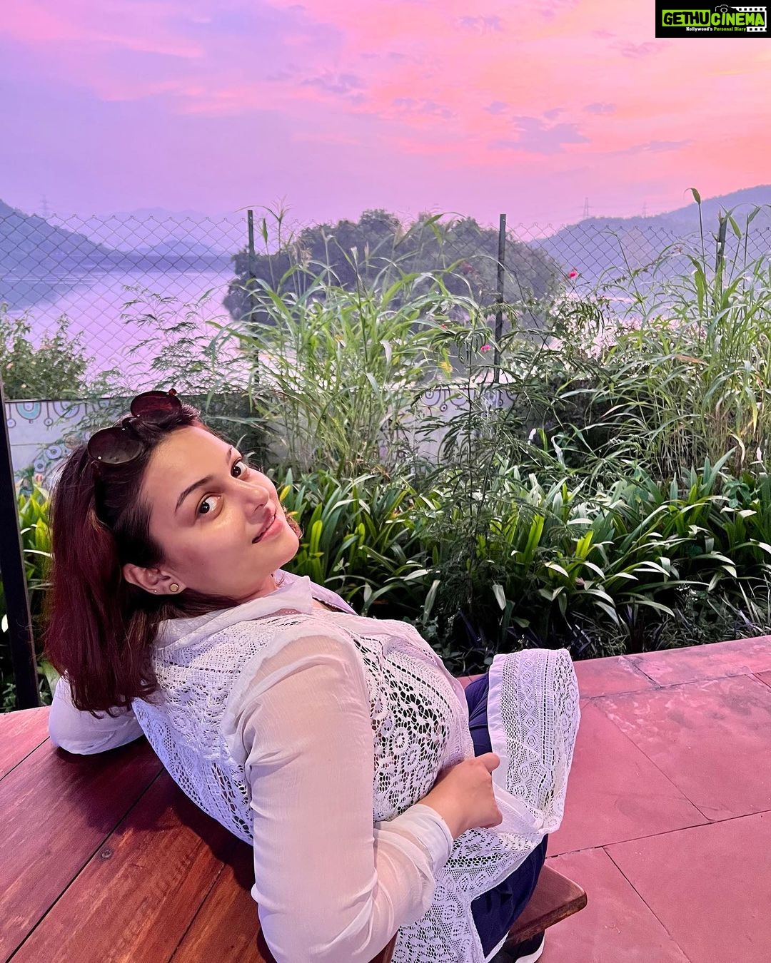 Nehalaxmi Iyer - 18.4K Likes - In the embrace of a colorful sunset, the sky whispers secrets of beauty, and we are fortunate witnesses to its enchantmentβ¨With the setting sun, the sky transforms into a palette of fiery oranges, serene blues, and soft purples, casting a spell of pure beauty.
.
.
.
.
.
.
.
.
.
.
.
.
.
.
.
.
.
.
#instadaily #skyispink #sunset #sunsetlover #pinksunset #sunsetphotography #statueofunity #ishqbaaz #trending #explore #photooftheday #ootd #nomakeupmakeup #nomakeuplook #explore #nehalaxmi