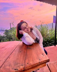 Nehalaxmi Iyer Instagram - In the embrace of a colorful sunset, the sky whispers secrets of beauty, and we are fortunate witnesses to its enchantment✨With the setting sun, the sky transforms into a palette of fiery oranges, serene blues, and soft purples, casting a spell of pure beauty. . . . . . . . . . . . . . . . . . . #instadaily #skyispink #sunset #sunsetlover #pinksunset #sunsetphotography #statueofunity #ishqbaaz #trending #explore #photooftheday #ootd #nomakeupmakeup #nomakeuplook #explore #nehalaxmi Mumbai - मुंबई