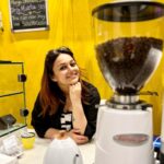 Nehalaxmi Iyer Instagram - 🔗𝕃𝕚𝕟𝕜 𝕚𝕟 𝔹𝕚𝕠 . . . 🌻 New #foodiefriday video is out ☕️ . . . . . . . . . . . . . . . #sunflowers #yellow #café #cutecafe #coffeemachine #coffee #cute #ishqbaaz #instadaily #photooftheday #coffeelover #instagood #explore #love #youtubevlog #foodvlogger #foodvlog #youtube #mumbai #india Mumbai - मुंबई