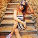 Nia Sharma Instagram - Either it’s being in bed all day .. Or I’m all dressed up to go wherever you say today😎 kinda days !! (Don’t copy my pink shoes even if you’re tempted to😅)