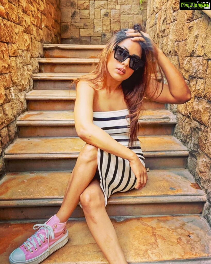 Nia Sharma Instagram - Either it’s being in bed all day .. Or I’m all dressed up to go wherever you say today😎 kinda days !! (Don’t copy my pink shoes even if you’re tempted to😅)