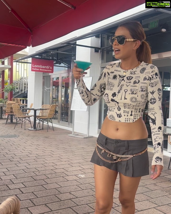 Nia Sharma Instagram - Day’s itinerary: Walk Eat Shop Repeat. (Been 4 days since I’m back home. Only waking up to post or max eat food) ….. sleeping and dreaming the rest of the day.😎 Bayside, Miami, Florida