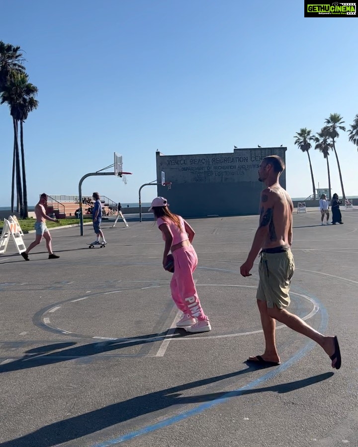 Nia Sharma Instagram - This used to be My usual day back in school. I beach hopped to discover my favourite spot on the last day at Venice beach…asked around ..but only if anyone knew my vibe.. they’d lead me here already.. Would’ve stayed here all night only if there wasn’t a flight to catch.. #venicebeachcalifornia Venice Beach, Los Angeles