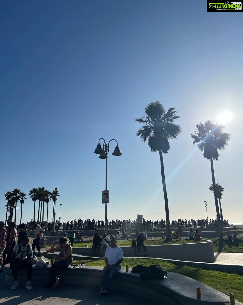 Nia Sharma Instagram - This used to be My usual day back in school. I beach hopped to discover my favourite spot on the last day at Venice beach…asked around ..but only if anyone knew my vibe.. they’d lead me here already.. Would’ve stayed here all night only if there wasn’t a flight to catch.. #venicebeachcalifornia Venice Beach, Los Angeles