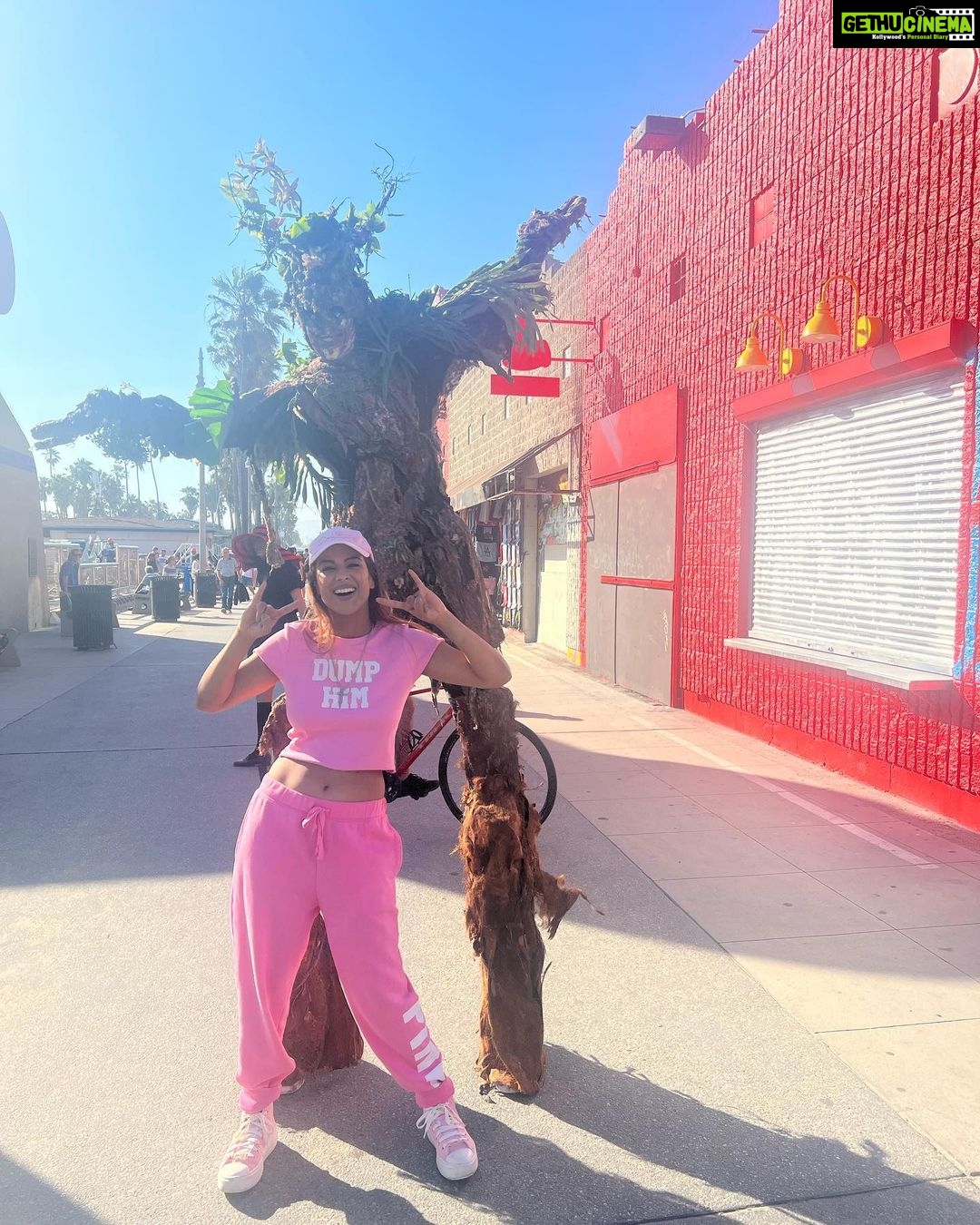 Nia Sharma Instagram - This used to be My usual day back in school. I beach hopped to discover my favourite spot on the last day at Venice beach…asked around ..but only if anyone knew my vibe.. they’d lead me here already.. Would’ve stayed here all night only if there wasn’t a flight to catch.. #venicebeachcalifornia Venice Beach, Los Angeles