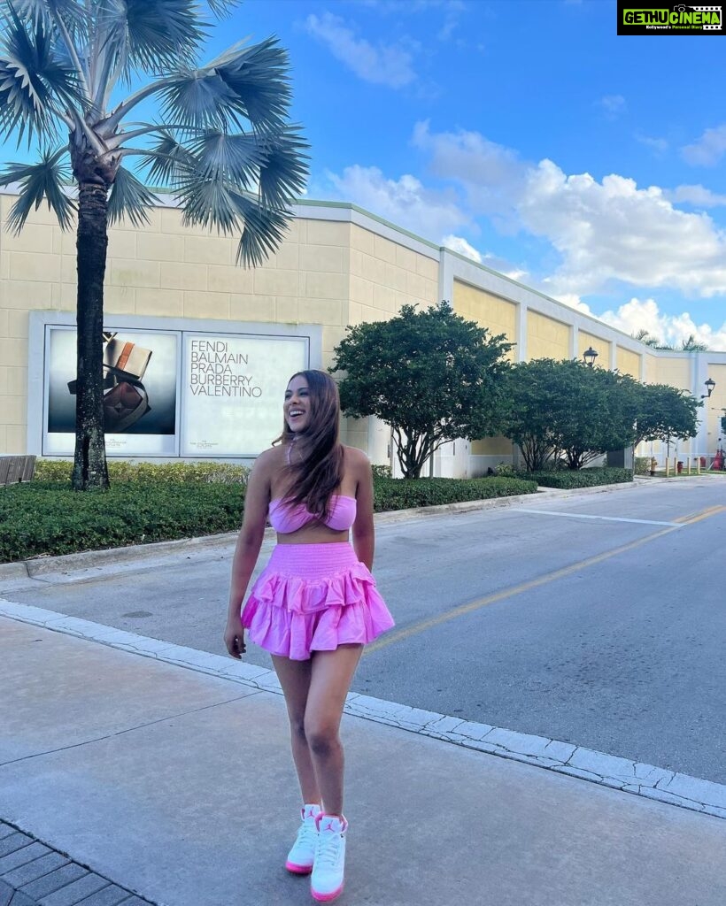 Nia Sharma Instagram - You’ve nailed your look When a lot of strangers just wave at you telling you how they loved your dress and Oh your shoes !🌴💯 hey! i just bought it and I wore it 😀💯 #miamistreets Miami, USA