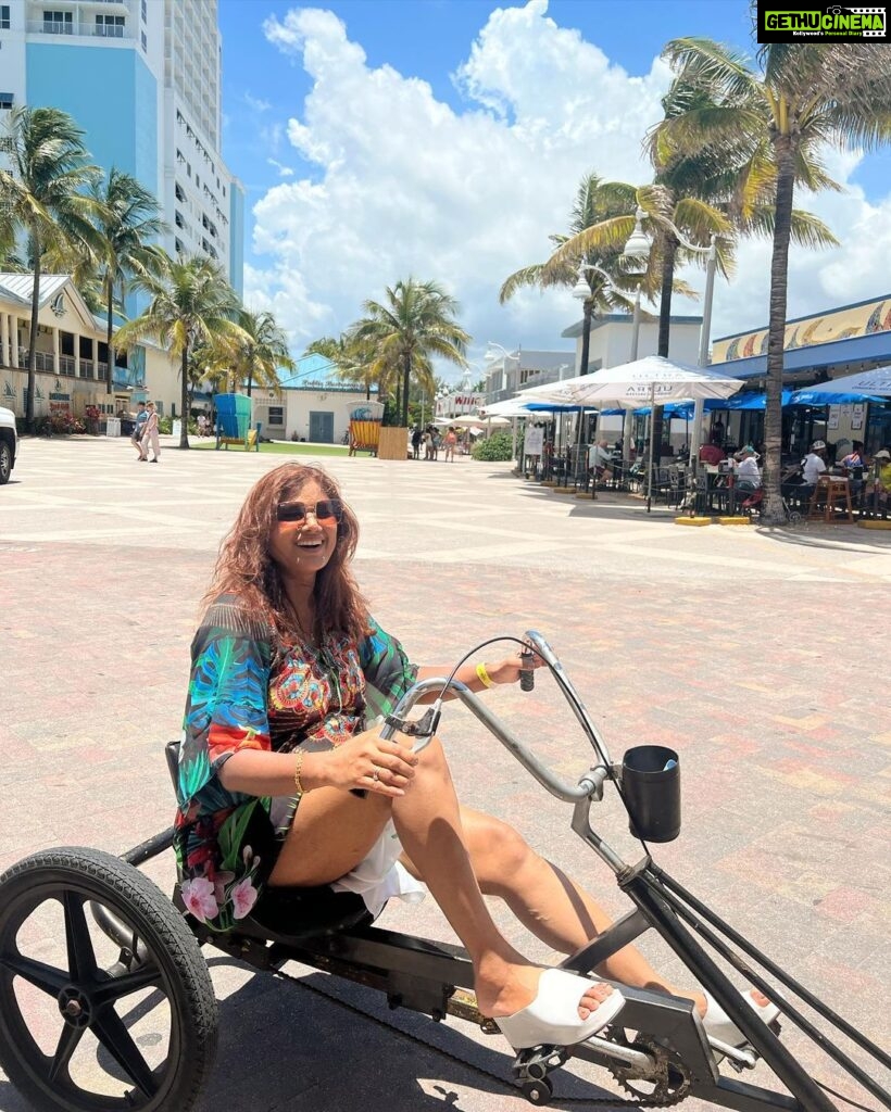 Nia Sharma Instagram - Mum, Me and Miami beaches 💕 #solotripping Hollywood Beach