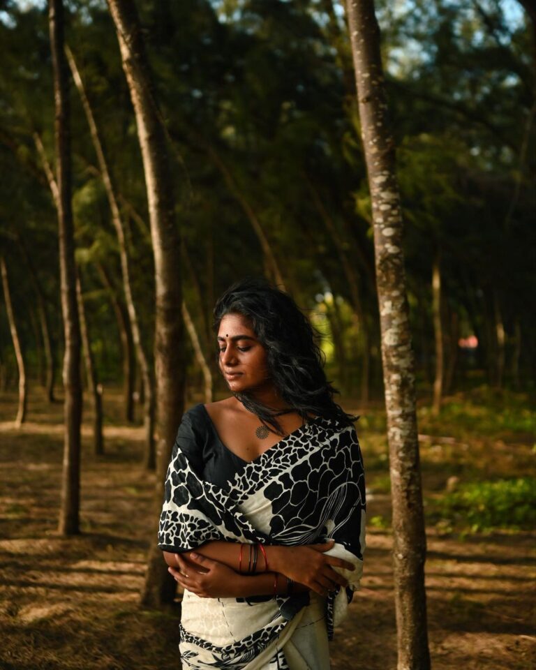 Nimisha Sajayan Instagram - 🌙 📸 @abhilashmullassery