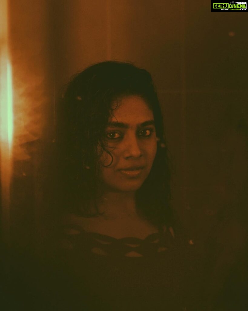 Nimisha Sajayan Instagram - 🖤 📸 @anekhaajith