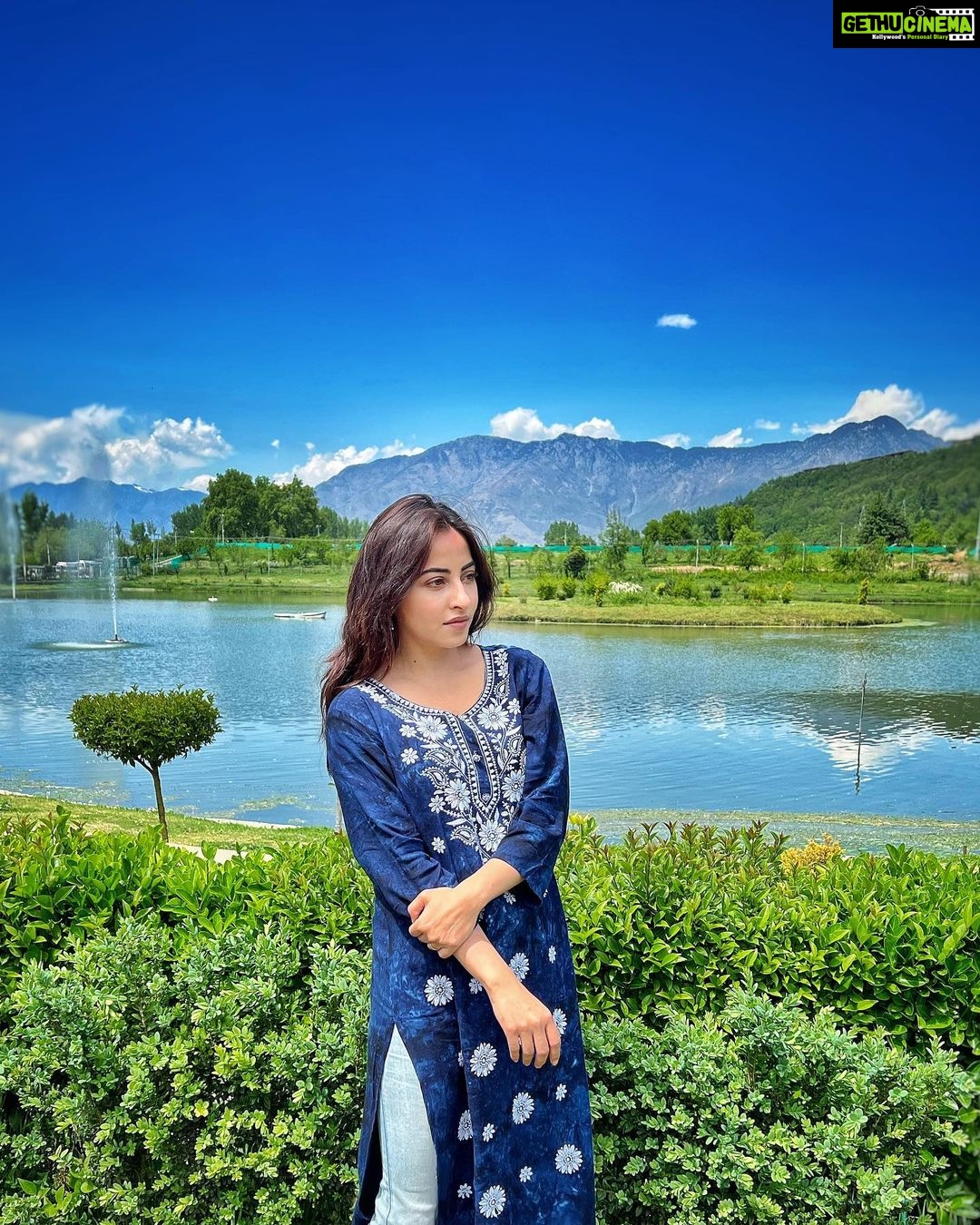 Niyati Fatnani Instagram - Gar Firdaus bar-rue zamin ast, hami asto hami asto💙 . . . . #kashmir #jannat #heaven #takemeback #niyatifatnani