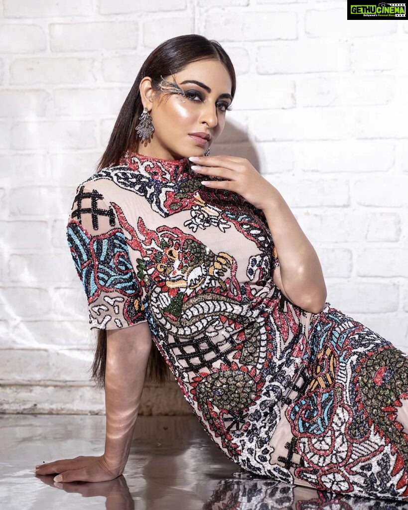 Niyati Fatnani Instagram - Another day to Bling different 🌟 Styling by :@lakhanisana @sanalakhanifashionstylist Wearing: @asopalav @saree.com_by_asopalav Pic credits: @nikhil.p.sawant MuH: @celebsmakeupbysejal @makeoverbysejalthakkar . . . . #bling #glitter #friday #fashion #look #niyatifatnani