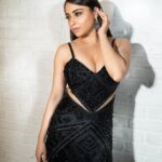 Niyati Fatnani Instagram - Love by the moon 🫠 . . . . #ootd #love #blackdress #fashionable #thursday #niyatifatnani