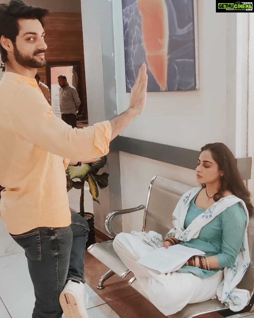 Niyati Fatnani Instagram - Happy birthday bolun ya Congratulations Karan gem…. Waise agar rab ji ne Aditya ji ko Ginni ke liye banaya hai toh Aditya ji ka award bhi Ginni ka hua na😝😅🫣(just kidding) Wishing you a great year. May you get all that your heart desires @karanwahi . . . . #happybirthday #post