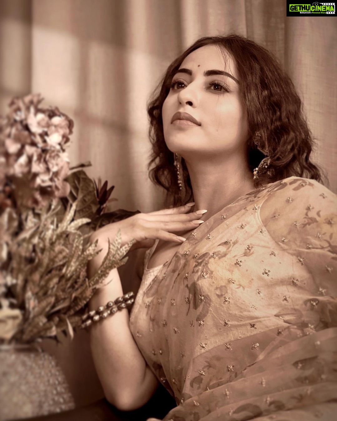 Niyati Fatnani Instagram - 🫠♥️ . . . . . #desigirl #niyatifatnani