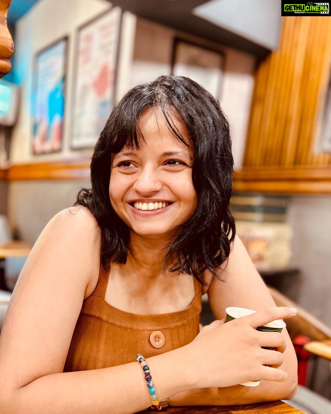 Niyati Fatnani Instagram - Leg day tomorrow ๐คช๐๏ธ๐๐ Sunday done right๐ซถ @barkhafatnani . . . . #sunday #funday #foodie #family #niyatifatnani