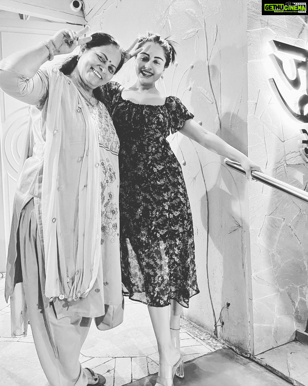 Niyati Fatnani Instagram - Leg day tomorrow ๐คช๐๏ธ๐๐ Sunday done right๐ซถ @barkhafatnani . . . . #sunday #funday #foodie #family #niyatifatnani