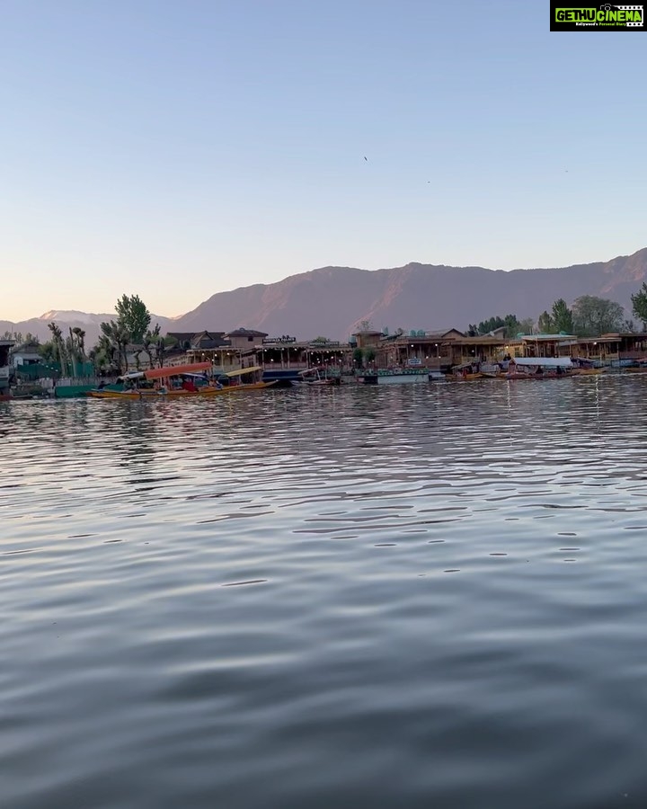 Niyati Fatnani Instagram - Gar Firdaus bar-rue zamin ast, hami asto hami astođź’™ . . . . #kashmir #jannat #heaven #takemeback #niyatifatnani