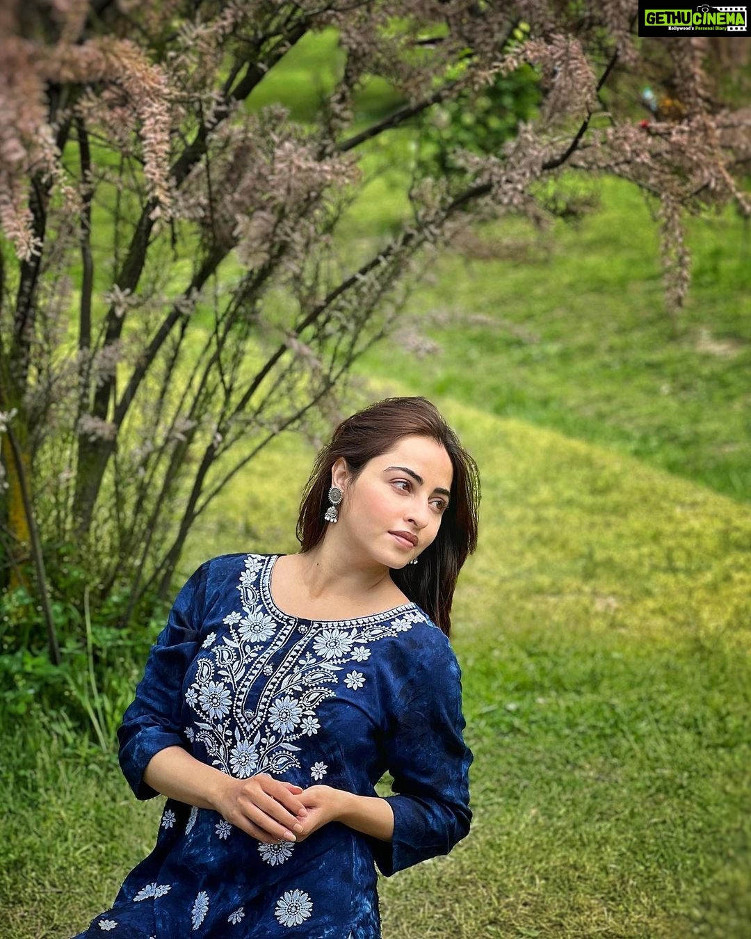 Niyati Fatnani Instagram - Gar Firdaus bar-rue zamin ast, hami asto hami astođź’™ . . . . #kashmir #jannat #heaven #takemeback #niyatifatnani