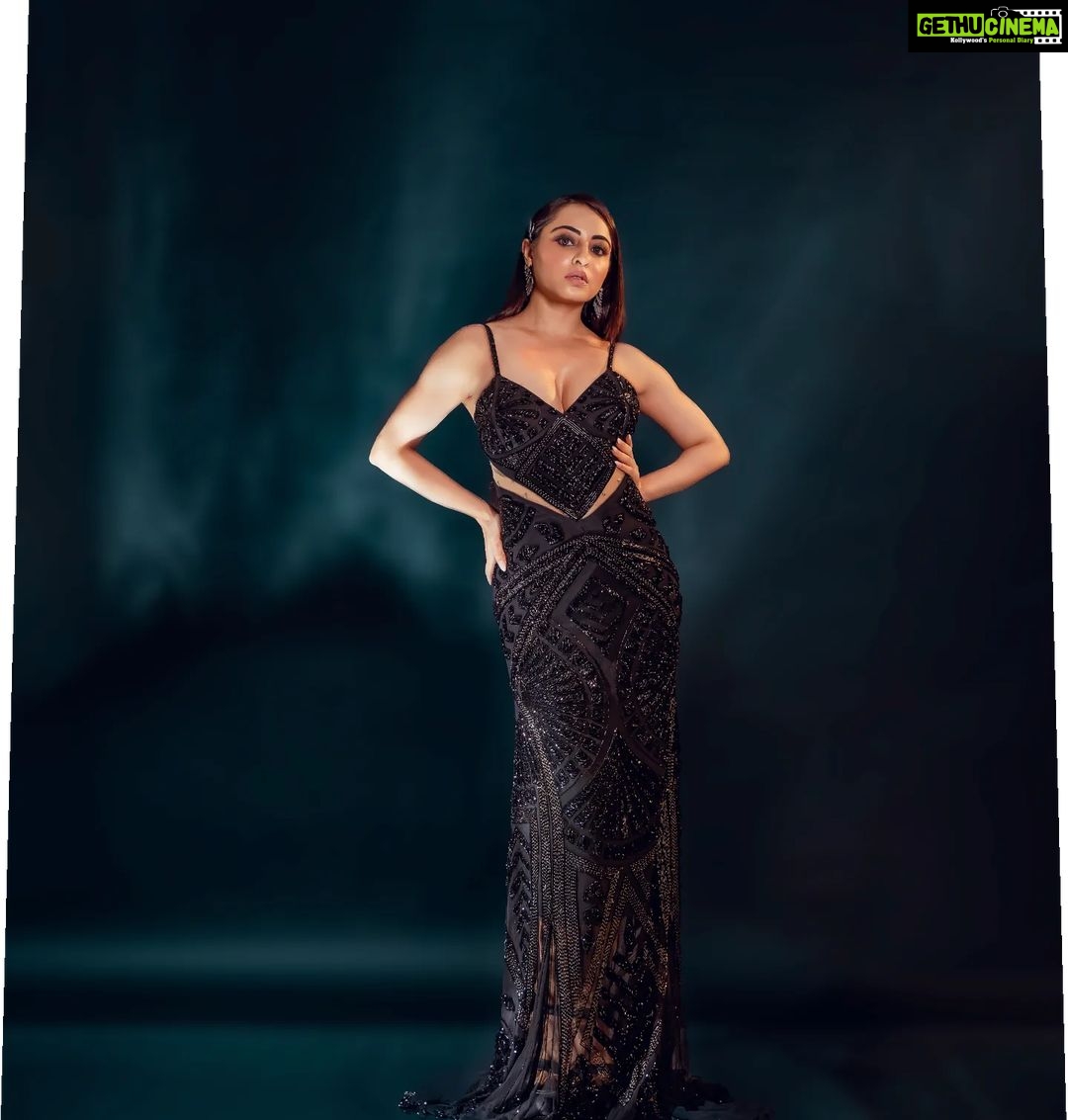 Niyati Fatnani Instagram - STARtle 🌟 Styled by: @praanavsrathod Wearing: @majesticbyjapnah Pc: @nikhil.p.sawant MuH: @celebsmakeupbysejal @makeoverbysejalthakkar . . . . . #startle #morning #blackdress #fashion #thursday #notathrowback #niyatifatnani