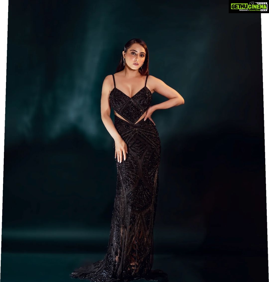 Niyati Fatnani Instagram - STARtle 🌟 Styled by: @praanavsrathod Wearing: @majesticbyjapnah Pc: @nikhil.p.sawant MuH: @celebsmakeupbysejal @makeoverbysejalthakkar . . . . . #startle #morning #blackdress #fashion #thursday #notathrowback #niyatifatnani