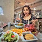 Niyati Fatnani Instagram - Leg day tomorrow 🤪🏋️🍔🍟 Sunday done right🫶 @barkhafatnani . . . . #sunday #funday #foodie #family #niyatifatnani