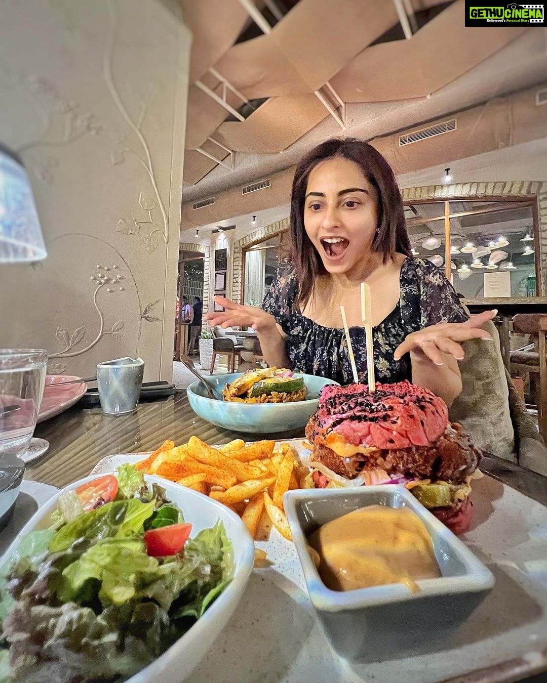 Niyati Fatnani Instagram - Leg day tomorrow ๐คช๐๏ธ๐๐ Sunday done right๐ซถ @barkhafatnani . . . . #sunday #funday #foodie #family #niyatifatnani