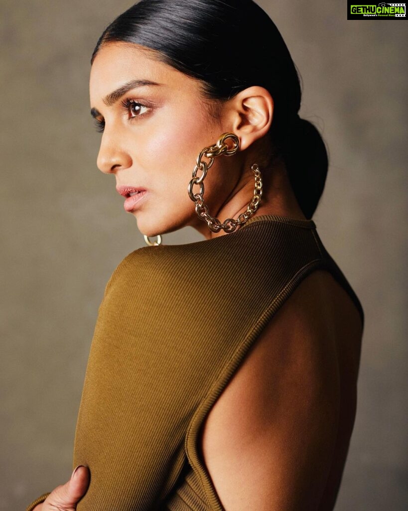 Pallavi Sharda Instagram - Couldn’t be at the #GoldGala in LA tonight with the rest of the @goldhouseco fam! But congratulations on what looked like a beautiful event and to all of the inspirational honourees of the wonderful artistic and trailblazing community that I’m blessed to be part of. Missed you friends, gilded up for you on the other side of the pacific! 📸 @justin_griffiths 👗 @teagan_sewell 🎨 @francescapoggimakeup