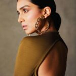 Pallavi Sharda Instagram – Couldn’t be at the #GoldGala in LA tonight with the rest of the @goldhouseco fam! But congratulations on what looked like a beautiful event and to all of the inspirational honourees of the wonderful artistic and trailblazing community that I’m blessed to be part of. Missed you friends, gilded up for you on the other side of the pacific!
📸 @justin_griffiths
👗 @teagan_sewell
🎨 @francescapoggimakeup