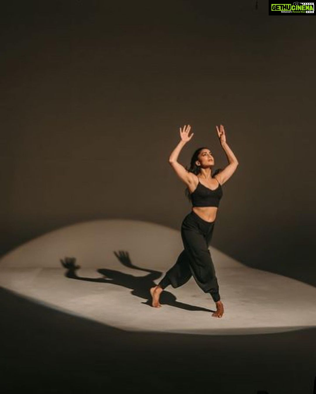 Pallavi Sharda Instagram - In my life, #worldtheatreday is every day. I post here in gratitude - for every street face, rehearsal space and grand hall that has allowed me to experience so much magic ✨💕