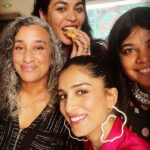 Pallavi Sharda Instagram - Dhisshhkiyaaooon 🔫 Because latergram is better than nevergram. Thank you @_productofculture_ and @sawientertainment for putting me in a room full of women more brilliant than me. I’m a bit terrible at taking photos so there’s one of me twinning with a rope over some of the excellent humans in the room for whom I have such incredible admiration. Let’s just say the rope represents the extension of love, respect & burgeoning creativity between all who were present! Excited to be part of a community of excellent South Asian women from all over the globe striving to keep it radically authentic & push the boundaries of global storytelling 🖤💕 Thank you @devs213 for keeping me close to my roots in this hot pink dhoti suit by @studiorigu & earrings by @andreaiyamah