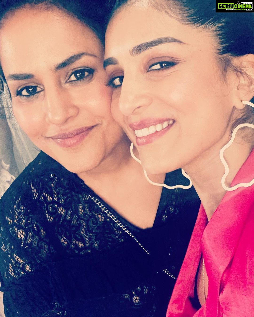 Pallavi Sharda Instagram - Dhisshhkiyaaooon 🔫 Because latergram is better than nevergram. Thank you @_productofculture_ and @sawientertainment for putting me in a room full of women more brilliant than me. I’m a bit terrible at taking photos so there’s one of me twinning with a rope over some of the excellent humans in the room for whom I have such incredible admiration. Let’s just say the rope represents the extension of love, respect & burgeoning creativity between all who were present! Excited to be part of a community of excellent South Asian women from all over the globe striving to keep it radically authentic & push the boundaries of global storytelling 🖤💕 Thank you @devs213 for keeping me close to my roots in this hot pink dhoti suit by @studiorigu & earrings by @andreaiyamah