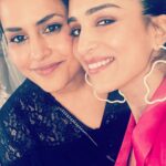 Pallavi Sharda Instagram - Dhisshhkiyaaooon 🔫 Because latergram is better than nevergram. Thank you @_productofculture_ and @sawientertainment for putting me in a room full of women more brilliant than me. I’m a bit terrible at taking photos so there’s one of me twinning with a rope over some of the excellent humans in the room for whom I have such incredible admiration. Let’s just say the rope represents the extension of love, respect & burgeoning creativity between all who were present! Excited to be part of a community of excellent South Asian women from all over the globe striving to keep it radically authentic & push the boundaries of global storytelling 🖤💕 Thank you @devs213 for keeping me close to my roots in this hot pink dhoti suit by @studiorigu & earrings by @andreaiyamah