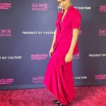 Pallavi Sharda Instagram - Dhisshhkiyaaooon 🔫 Because latergram is better than nevergram. Thank you @_productofculture_ and @sawientertainment for putting me in a room full of women more brilliant than me. I’m a bit terrible at taking photos so there’s one of me twinning with a rope over some of the excellent humans in the room for whom I have such incredible admiration. Let’s just say the rope represents the extension of love, respect & burgeoning creativity between all who were present! Excited to be part of a community of excellent South Asian women from all over the globe striving to keep it radically authentic & push the boundaries of global storytelling 🖤💕 Thank you @devs213 for keeping me close to my roots in this hot pink dhoti suit by @studiorigu & earrings by @andreaiyamah