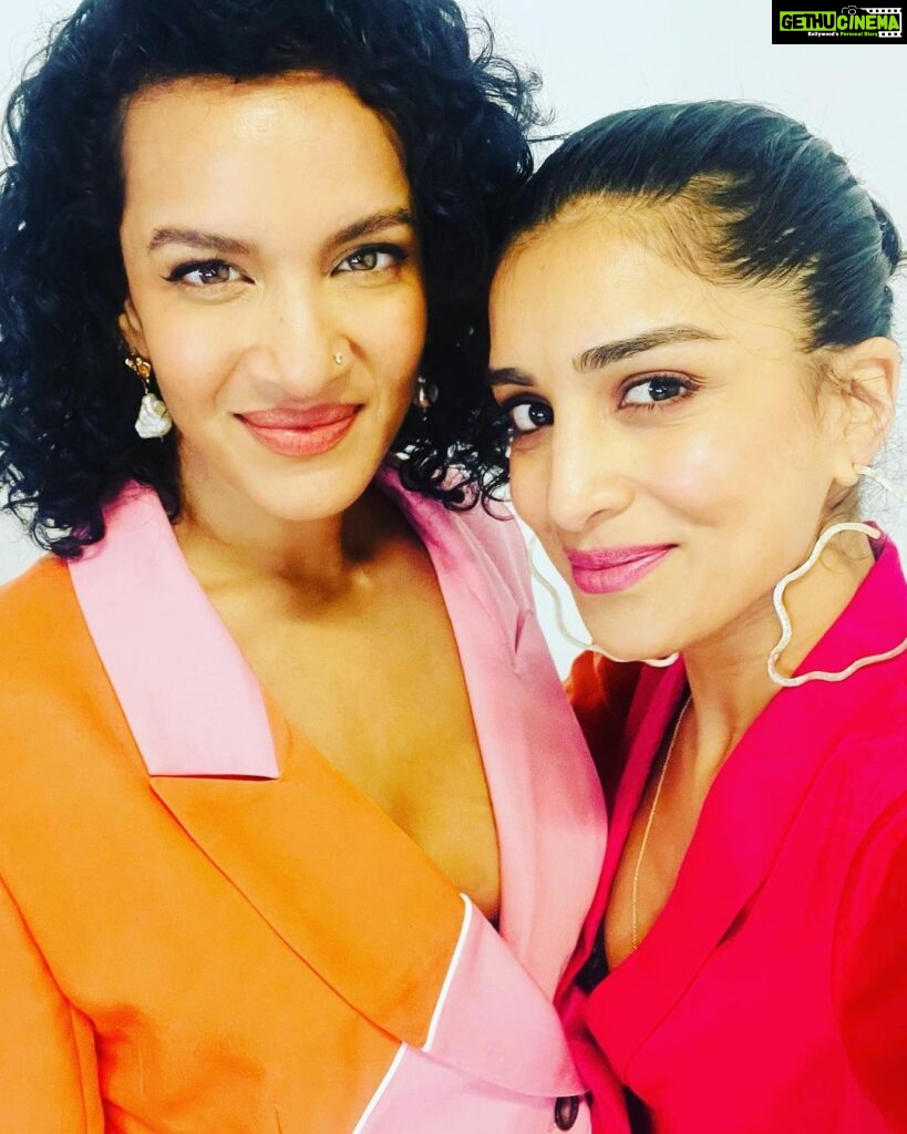 Pallavi Sharda Instagram - Dhisshhkiyaaooon 🔫 Because latergram is better than nevergram. Thank you @_productofculture_ and @sawientertainment for putting me in a room full of women more brilliant than me. I’m a bit terrible at taking photos so there’s one of me twinning with a rope over some of the excellent humans in the room for whom I have such incredible admiration. Let’s just say the rope represents the extension of love, respect & burgeoning creativity between all who were present! Excited to be part of a community of excellent South Asian women from all over the globe striving to keep it radically authentic & push the boundaries of global storytelling 🖤💕 Thank you @devs213 for keeping me close to my roots in this hot pink dhoti suit by @studiorigu & earrings by @andreaiyamah