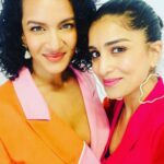 Pallavi Sharda Instagram - Dhisshhkiyaaooon 🔫 Because latergram is better than nevergram. Thank you @_productofculture_ and @sawientertainment for putting me in a room full of women more brilliant than me. I’m a bit terrible at taking photos so there’s one of me twinning with a rope over some of the excellent humans in the room for whom I have such incredible admiration. Let’s just say the rope represents the extension of love, respect & burgeoning creativity between all who were present! Excited to be part of a community of excellent South Asian women from all over the globe striving to keep it radically authentic & push the boundaries of global storytelling 🖤💕 Thank you @devs213 for keeping me close to my roots in this hot pink dhoti suit by @studiorigu & earrings by @andreaiyamah