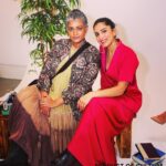 Pallavi Sharda Instagram - Dhisshhkiyaaooon 🔫 Because latergram is better than nevergram. Thank you @_productofculture_ and @sawientertainment for putting me in a room full of women more brilliant than me. I’m a bit terrible at taking photos so there’s one of me twinning with a rope over some of the excellent humans in the room for whom I have such incredible admiration. Let’s just say the rope represents the extension of love, respect & burgeoning creativity between all who were present! Excited to be part of a community of excellent South Asian women from all over the globe striving to keep it radically authentic & push the boundaries of global storytelling 🖤💕 Thank you @devs213 for keeping me close to my roots in this hot pink dhoti suit by @studiorigu & earrings by @andreaiyamah