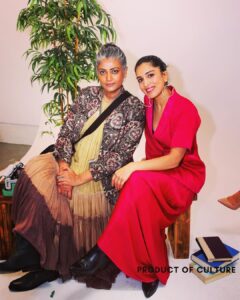 Pallavi Sharda Instagram - Dhisshhkiyaaooon 🔫 Because latergram is better than nevergram. Thank you @_productofculture_ and @sawientertainment for putting me in a room full of women more brilliant than me. I’m a bit terrible at taking photos so there’s one of me twinning with a rope over some of the excellent humans in the room for whom I have such incredible admiration. Let’s just say the rope represents the extension of love, respect & burgeoning creativity between all who were present! Excited to be part of a community of excellent South Asian women from all over the globe striving to keep it radically authentic & push the boundaries of global storytelling 🖤💕 Thank you @devs213 for keeping me close to my roots in this hot pink dhoti suit by @studiorigu & earrings by @andreaiyamah